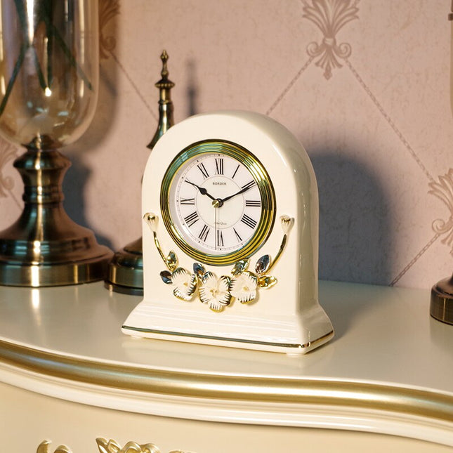 Elegancki biały zegar stołowy w stylu retro
