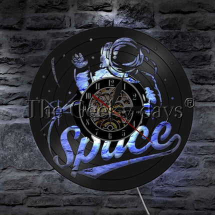 Zegar z płyty winylowej z astronautą