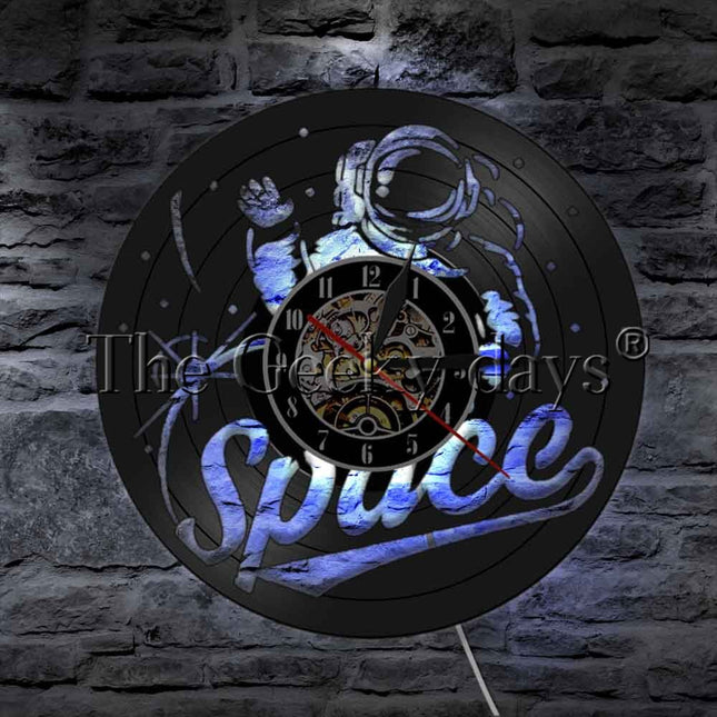 Zegar z płyty winylowej z astronautą