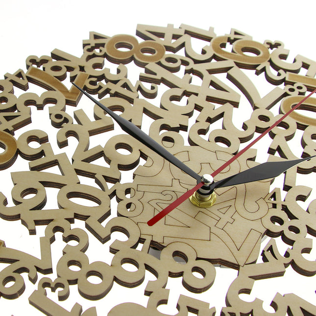 Ażurowy zegar ścienny z cyframi