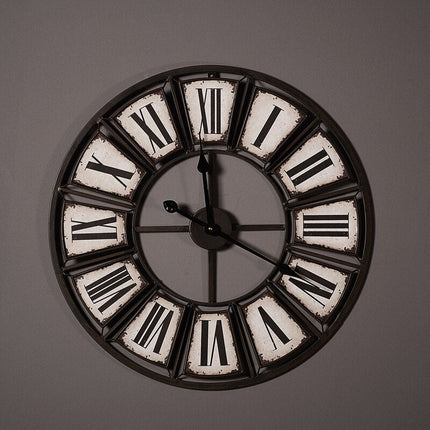 Duży zegar industrialny z cyframi rzymskimi
