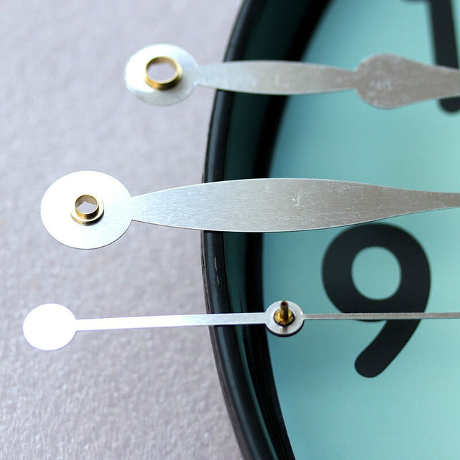 Okrągły zegar ścienny z żyrafą