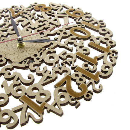 Ażurowy zegar ścienny z cyframi