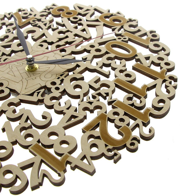 Ażurowy zegar ścienny z cyframi