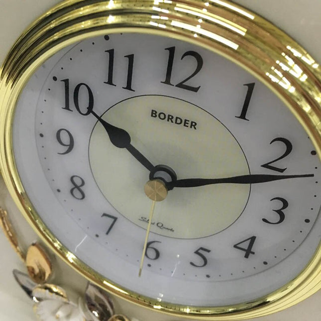 Elegancki biały zegar stołowy w stylu retro