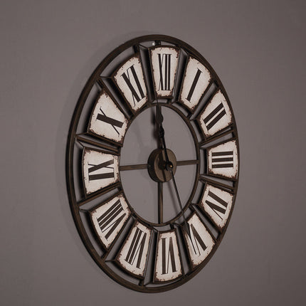 Duży zegar industrialny z cyframi rzymskimi