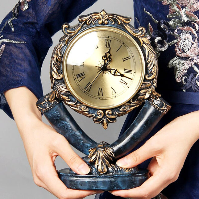 Ozdobny złoty zegar stołowy w stylu retro