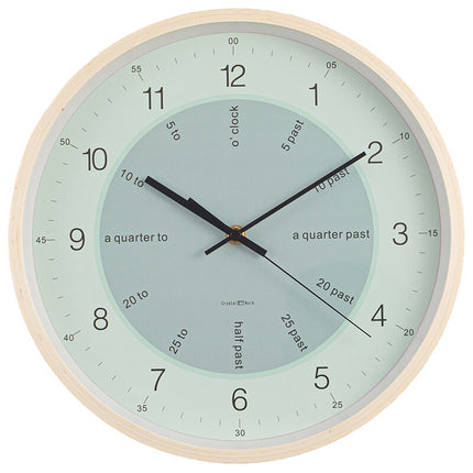 Pastelowy zegar ścienny w drewnianej ramie