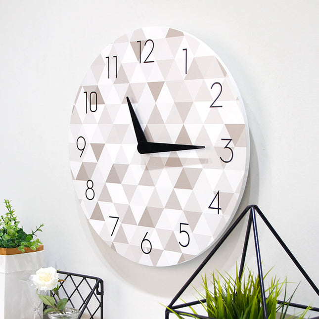 Nowoczesny zegar z geometrycznym wzorem