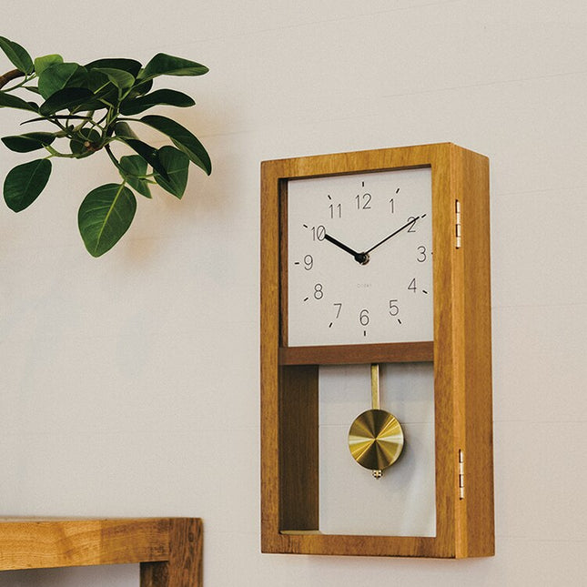 Stojący zegar kominkowy z wahadłem