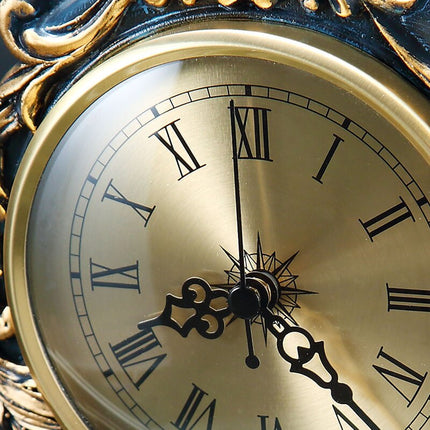 Ozdobny złoty zegar stołowy w stylu retro