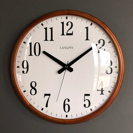 Szklany zegar ścienny w drewnianej ramie