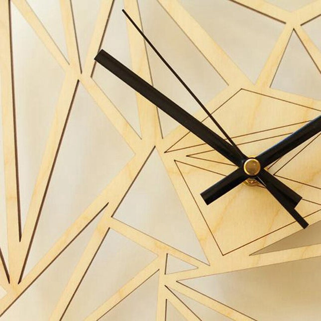 Szary drewniany zegar geometryczny ażurowy