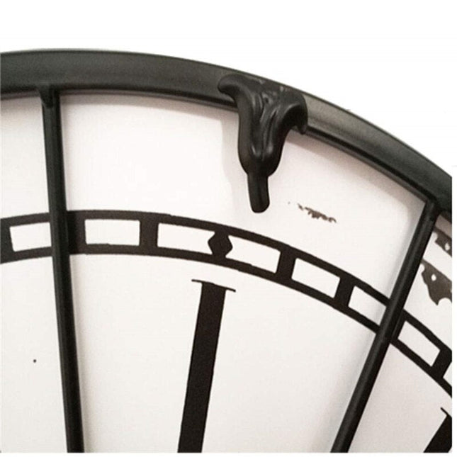 Duży biały zegar ścienny w stylu retro