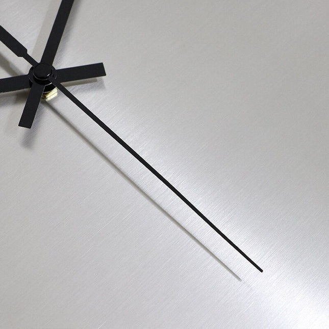 Nowoczesny zegar ścienny z efektem lustra