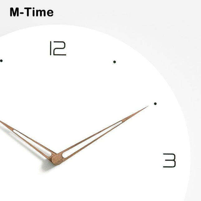 Okrągły zegar z bielonego drewna