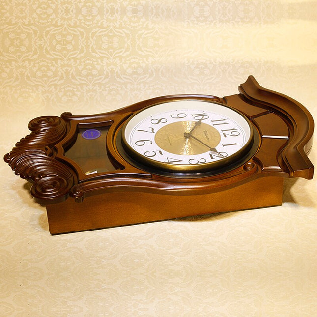 Antyczny drewniany zegar z wahadłem