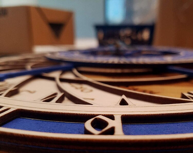 Niebieski drewniany zegar astronomiczny Praga