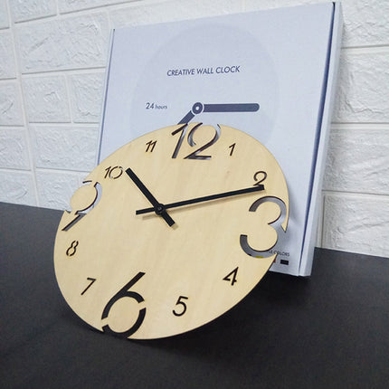 Drewniany zegar ścienny z dużymi cyframi