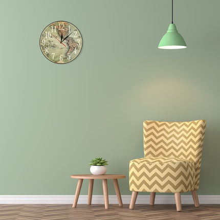 Zegar ścienny retro ze starą mapą świata