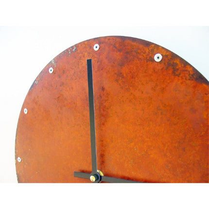 Okrągły metalowy zegar z efektem rdzy