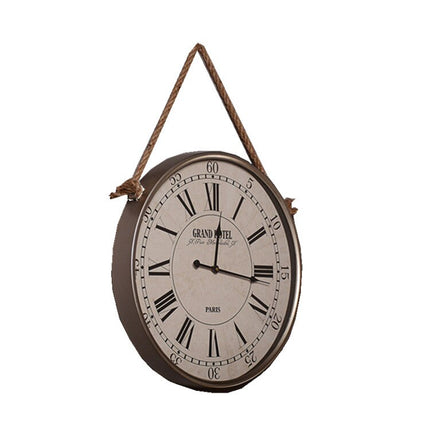 Wiszący zegar ścienny retro na sznurze