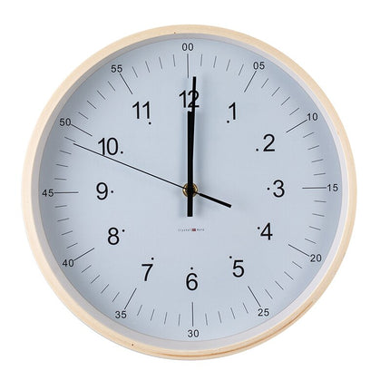 Pastelowy zegar ścienny w drewnianej ramie