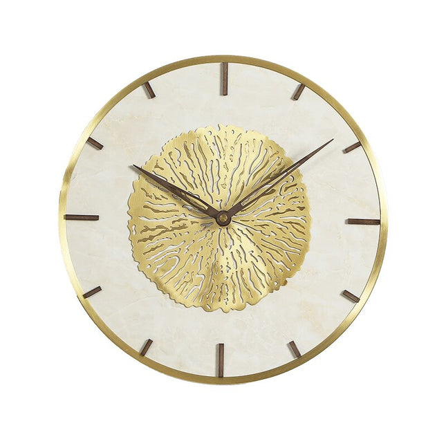 Elegancki zegar ścienny ze złotym zdobieniem