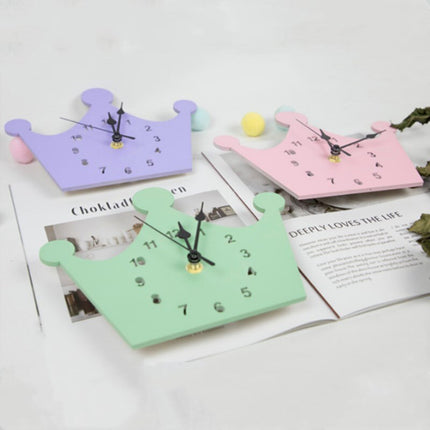 Zabawny drewniany zegar w kształcie królika