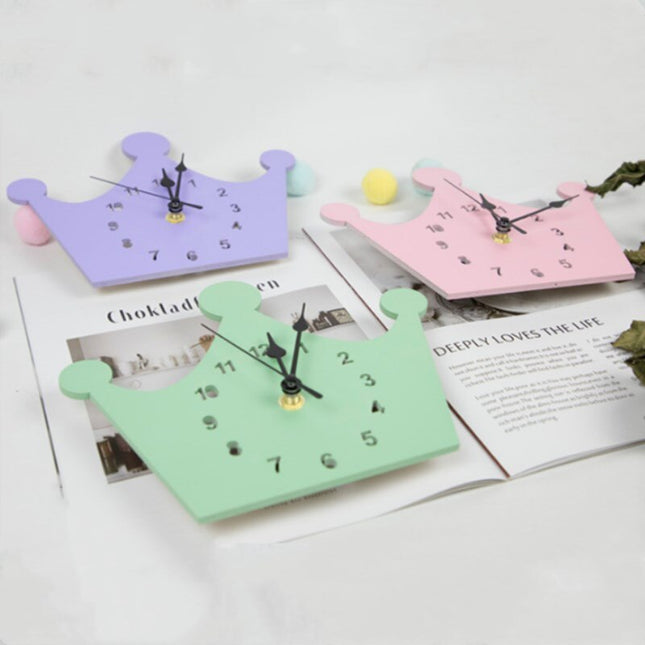 Zabawny drewniany zegar w kształcie królika