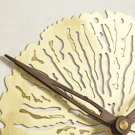 Elegancki zegar ścienny ze złotym zdobieniem