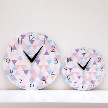 Nowoczesny zegar z geometrycznym wzorem