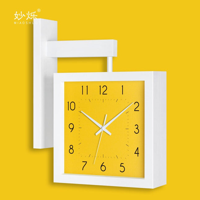 Kwadratowy dwustronny zegar z drewna