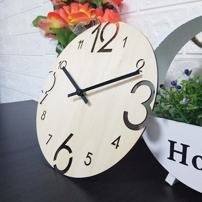 Drewniany zegar ścienny z dużymi cyframi