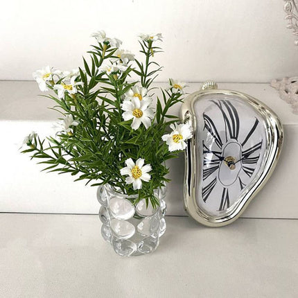 Topniejący zegar w stylu Salvadora Dali