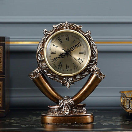 Ozdobny złoty zegar stołowy w stylu retro