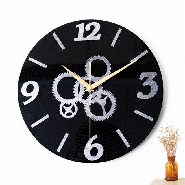 Okrągły zegar ścienny z mechanizmem zębatym
