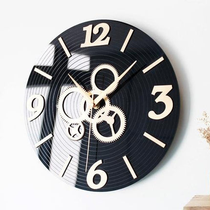 Okrągły zegar ścienny z mechanizmem zębatym