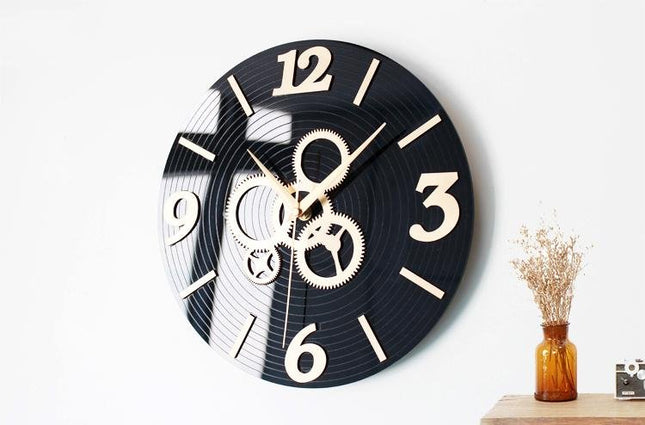 Okrągły zegar ścienny z mechanizmem zębatym