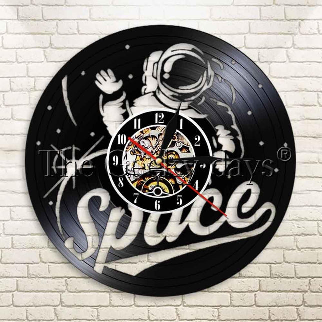 Zegar z płyty winylowej z astronautą