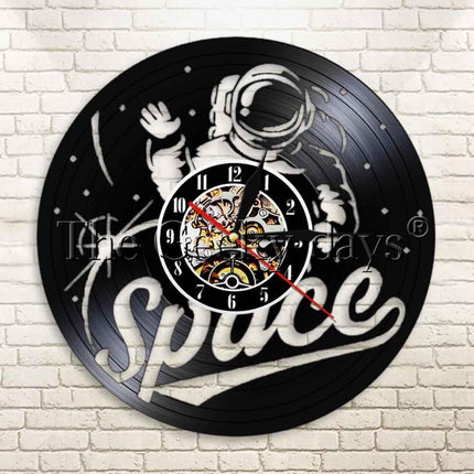 Zegar z płyty winylowej z astronautą