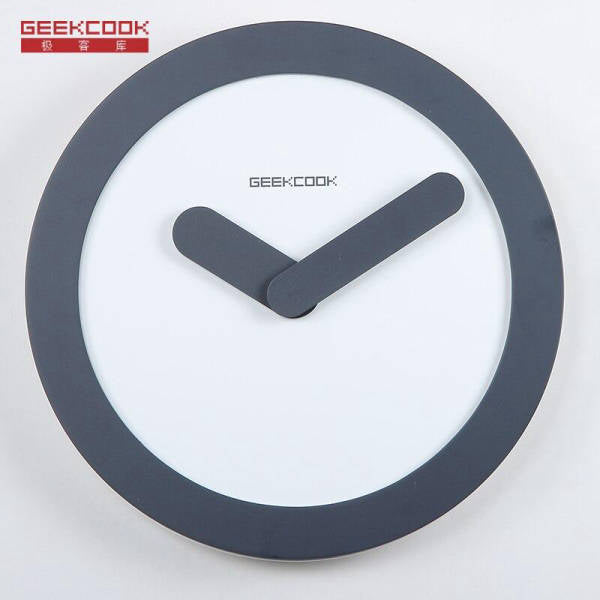 Minimalistyczny zegar z grubymi wskazówkami