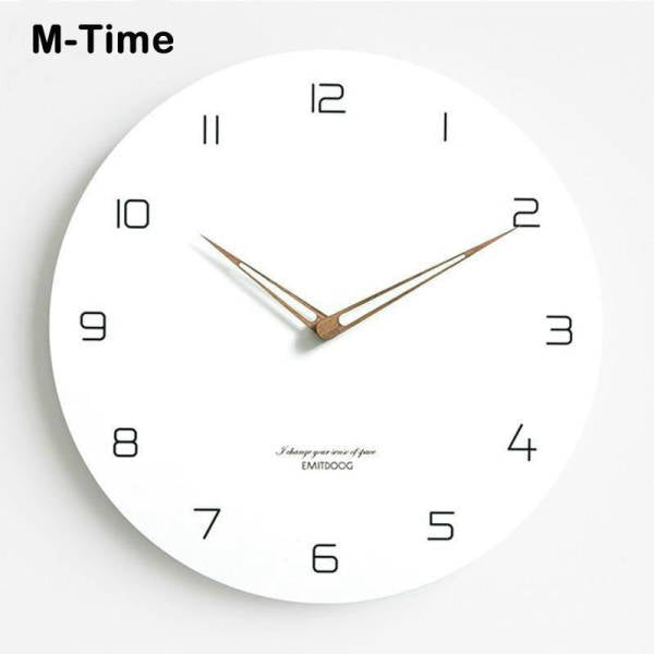 Okrągły zegar z bielonego drewna