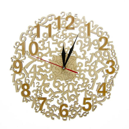 Ażurowy zegar ścienny z cyframi
