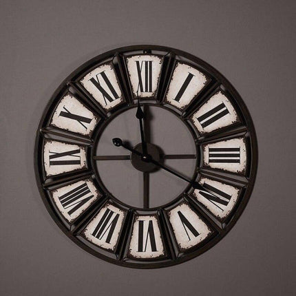 Duży zegar industrialny z cyframi rzymskimi