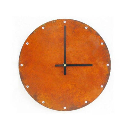 Okrągły metalowy zegar z efektem rdzy