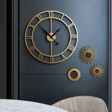 Złoty metalowy zegar z cyframi rzymskimi