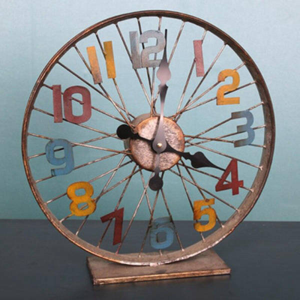 Zegar stołowy w kształcie koła rowerowego