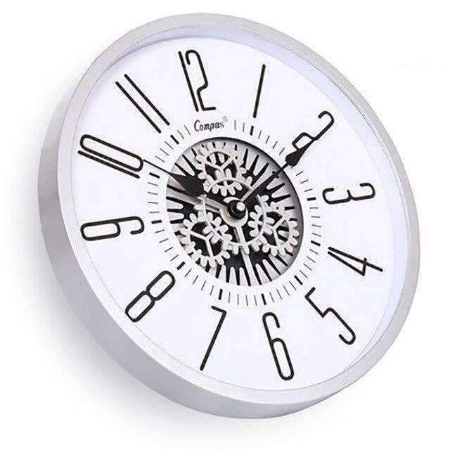 Zegar ścienny z widocznymi zębatkami w środku