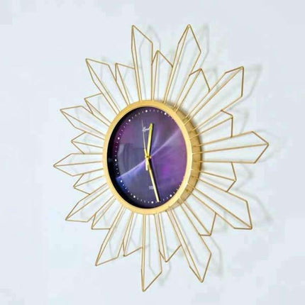 Złoty zegar ścienny w stylu słońca